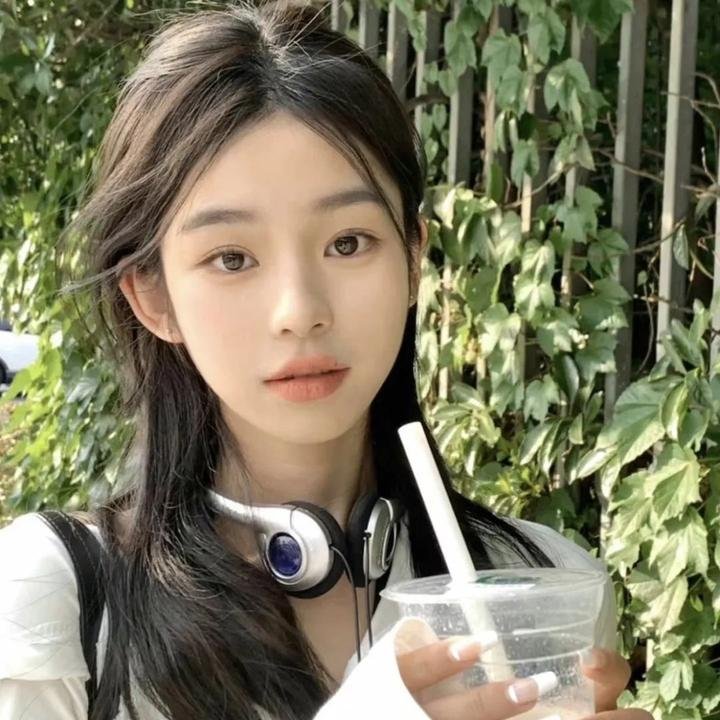 乐坛天后机场牵手女助理，经纪人连夜公关，深夜持续发酵